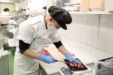 【未経験OK】お肉専門店で加工・販売スタッフ募集